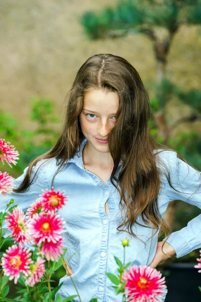 Écolière adolescente portrait avec des fleurs naturelles — Photo