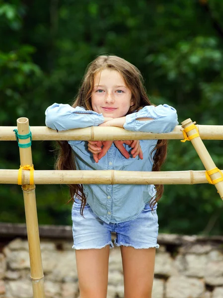 På väg in i vuxenlivet. Utomhus porträtt av tonårsflicka. — Stockfoto