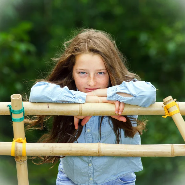 Passer à l'âge adulte. Portrait extérieur d'une adolescente . — Photo