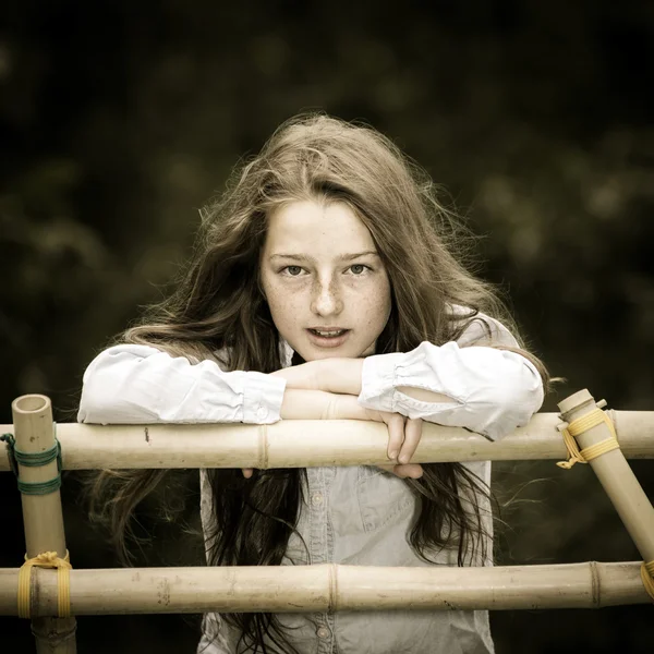 På väg in i vuxenlivet. Utomhus porträtt av tonårsflicka. — Stockfoto