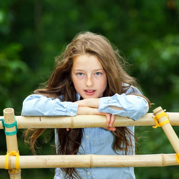 Trasferirsi nell'età adulta. Ritratto all'aperto di ragazza adolescente . — Foto Stock