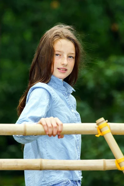 Passer à l'âge adulte. Portrait extérieur d'une adolescente . — Photo