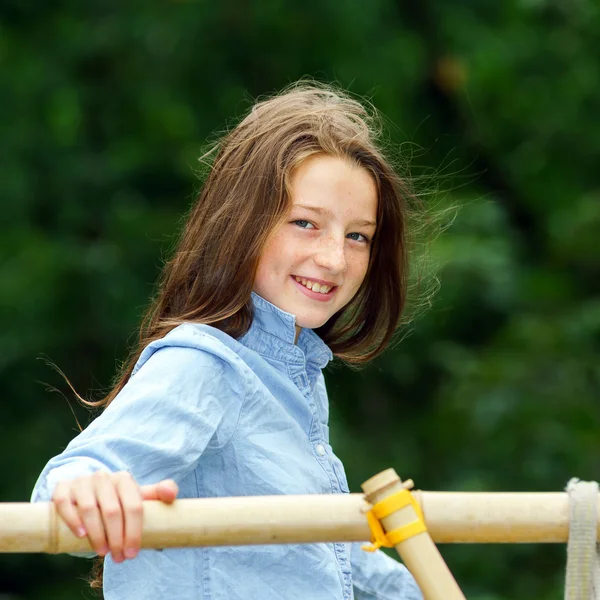 Passer à l'âge adulte. Portrait extérieur d'une adolescente . — Photo