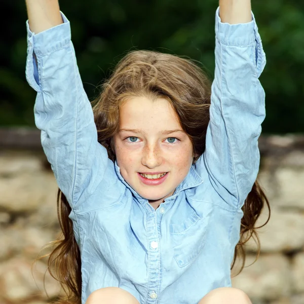 Verhuizen naar volwassenheid. Outdoor Portret van tienermeisje. — Stockfoto