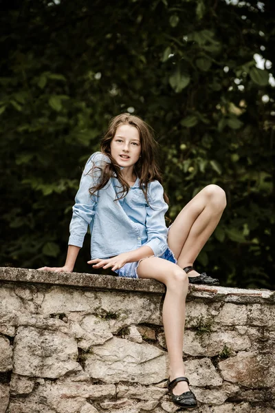 På väg in i vuxenlivet. Utomhus porträtt av tonårsflicka. — Stockfoto