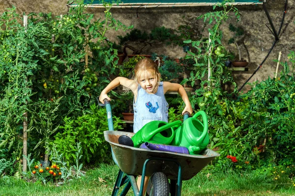 Mignon petite fille jardinage dans la cour arrière — Photo
