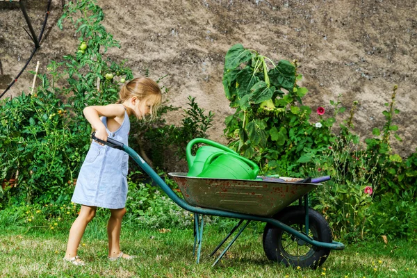 Draguta fetita gradinarit in curtea din spate — Fotografie, imagine de stoc