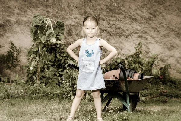 Draguta fetita ajuta mama ei în curtea din spate — Fotografie, imagine de stoc