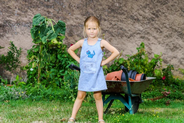 Petite fille mignonne aidant sa mère dans la cour arrière — Photo