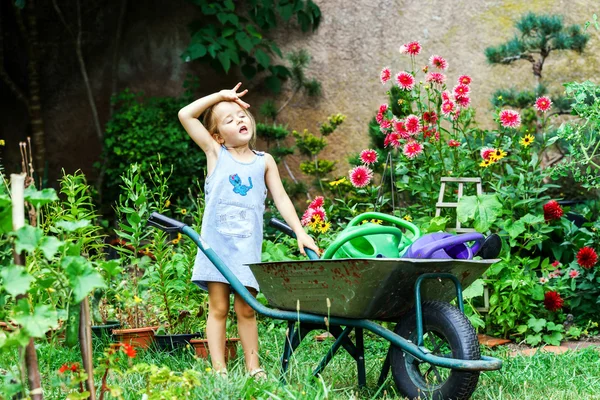 Το χαριτωμένο κοριτσάκι κηπουρική στην αυλή — Φωτογραφία Αρχείου