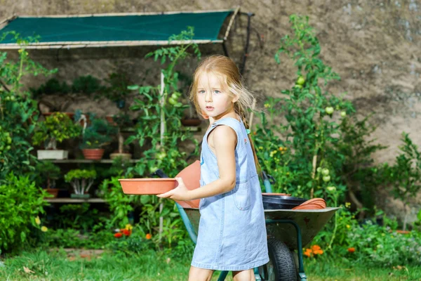 Sevimli küçük kız annesi bahçede yardım — Stok fotoğraf