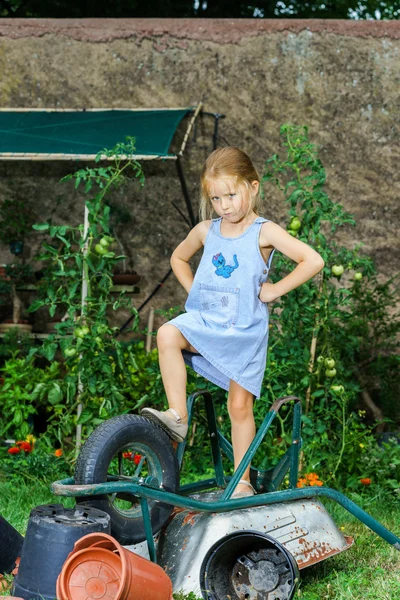 Carino bambina aiutando sua madre nel cortile — Foto Stock