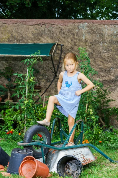 Nettes kleines Mädchen hilft ihrer Mutter im Hinterhof — Stockfoto