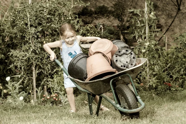 Petite fille mignonne aidant sa mère dans la cour arrière — Photo