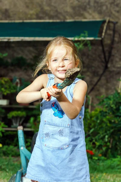 Petite fille mignonne aidant sa mère dans la cour arrière — Photo