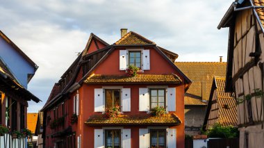Eski tradicional alsacien Köyü sokak görünümü