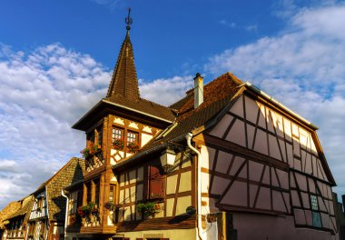 Eski tradicional alsacien Köyü sokak görünümü