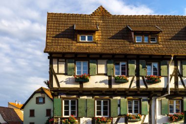 Eski tradicional alsacien Köyü sokak görünümü