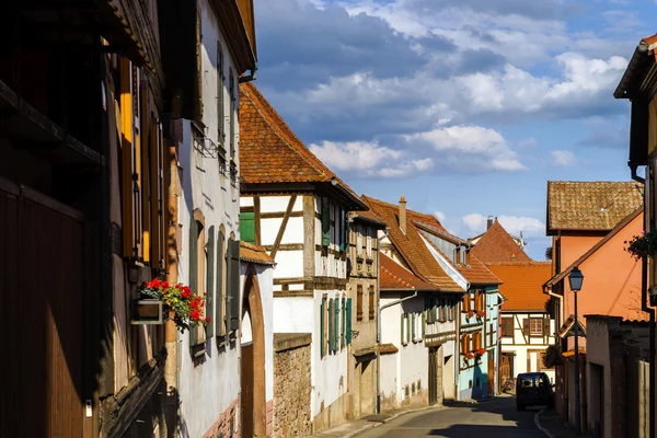 Vista sulla strada del vecchio villaggio tradicional alsacien — Foto Stock