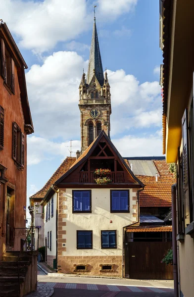 Torre de sino muito alta da catedral em Dambach la Ville, França — Fotografia de Stock