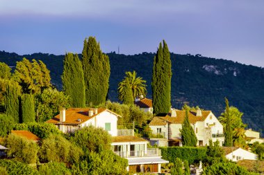 Güzel manzara, gün batımı, yaz aylarında modern villalar