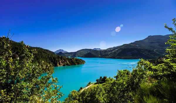 Azurblaues Wasser des lac de la castillon — Stockfoto