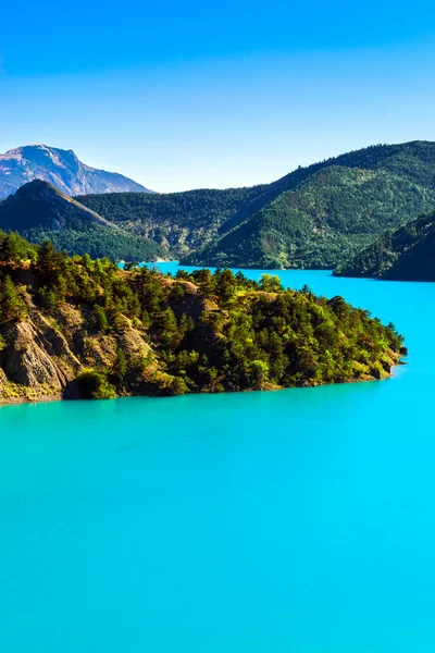 Azurblaues Wasser des lac de la castillon — Stockfoto
