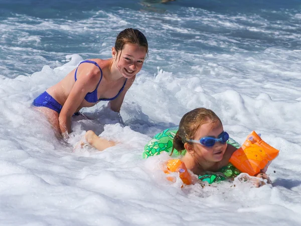 Dos hermanas jugando en el mar, Niza — Foto de Stock