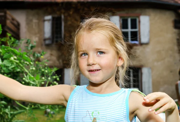 Schattige kleine meisje close-up portret — Stockfoto