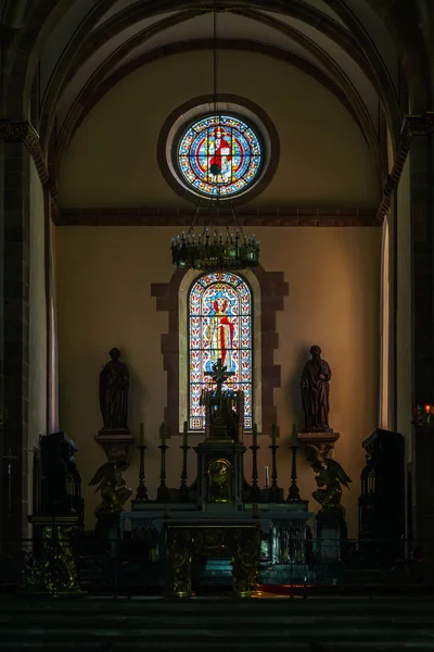 Lumière du soleil à travers la vitre en plomb dans la vieille église majestueuse — Photo