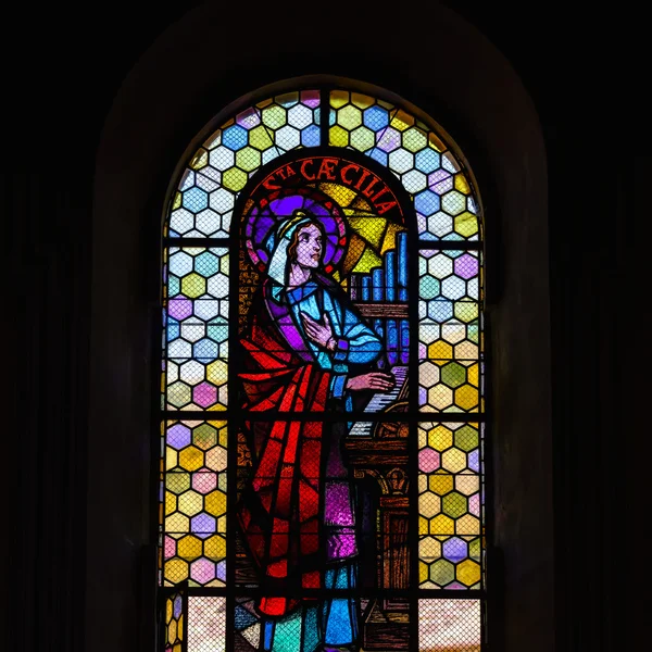 Luz del sol a través del cristal con plomo en la antigua iglesia majestuosa —  Fotos de Stock