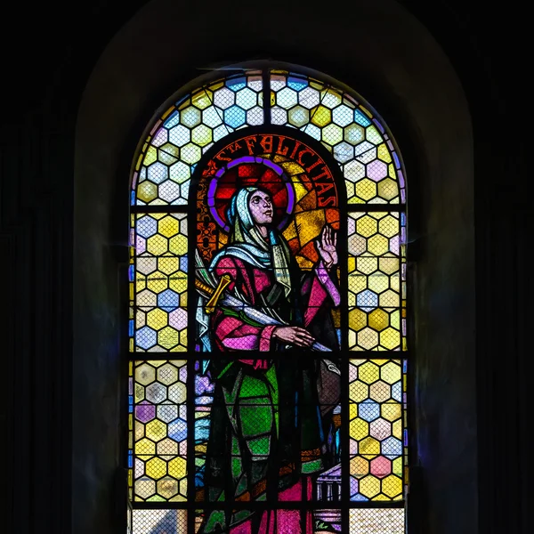 Luz del sol a través del cristal con plomo en la antigua iglesia majestuosa —  Fotos de Stock