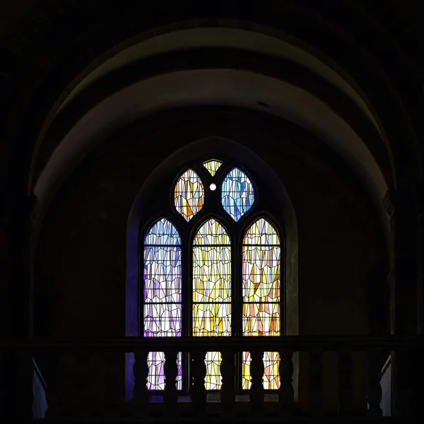 Luz del sol a través del cristal con plomo en la antigua iglesia majestuosa — Foto de Stock