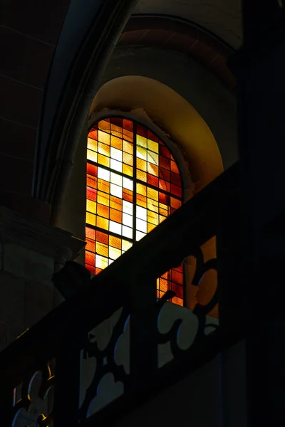 Luz del sol a través del cristal con plomo en la antigua iglesia majestuosa —  Fotos de Stock