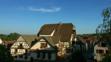 Eski alsacien köy sokak görünümü, Fransa, yaz