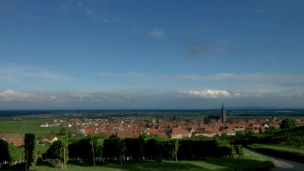 Hermoso atardecer colorido sobre Alsacien pueblo Dambach-la-Ville. Vista panorámica. Francia — Vídeos de Stock