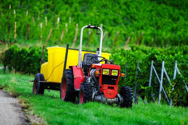 Трактор на виноградниках при vendange у провінції Alsace — стокове фото