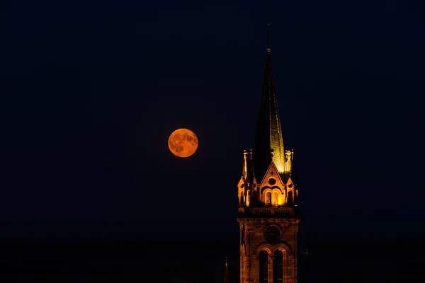 Vackra moonrise över kyrkan, Alsace — Stockfoto