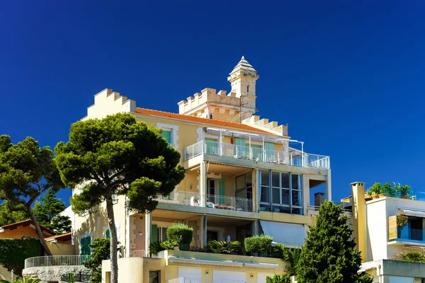 Novos apartamentos e villas antigas em Nice — Fotografia de Stock