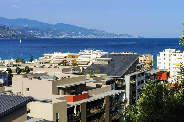 Apartamentos turísticos em Menton, Cote d Azur, sunny resort — Fotografia de Stock