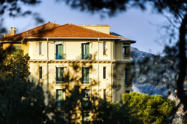 Ferienwohnungen in Menton, Cote d 'Azur, sonniger Ferienort — Stockfoto