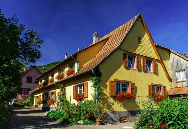 Velha casa alsacien em pequena aldeia — Fotografia de Stock
