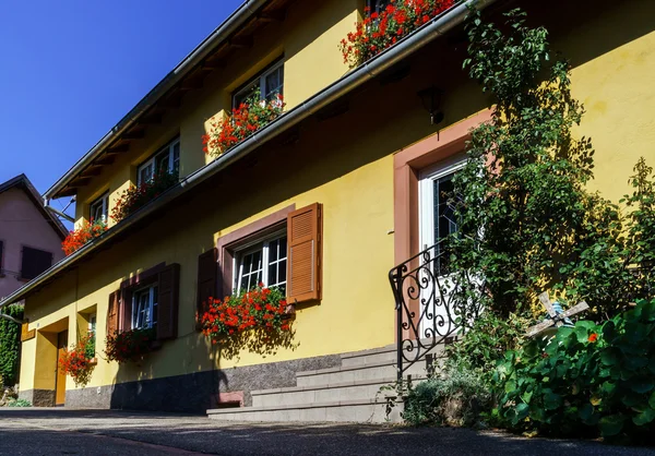 Starý francouzský dům v malé vesnici — Stock fotografie