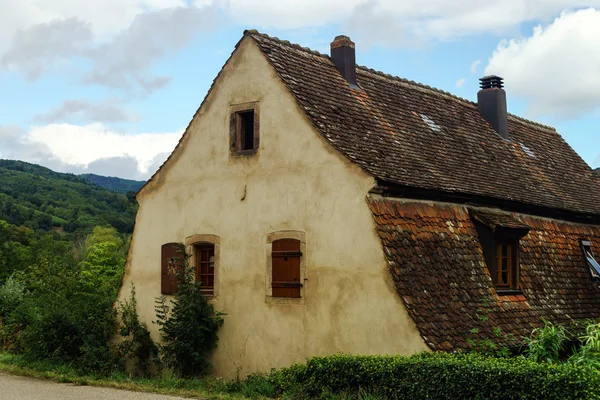 Starý francouzský dům v malé vesnici — Stock fotografie