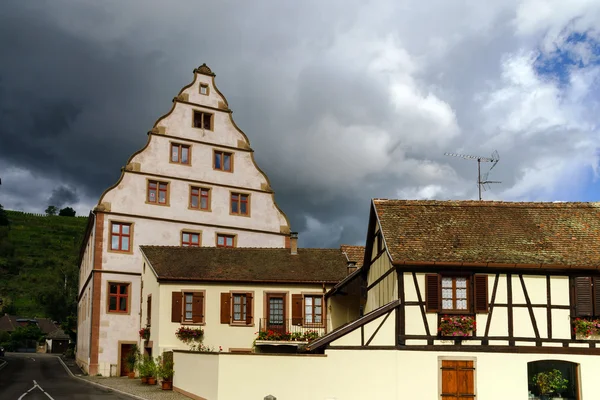 Gamla slottet hus i Andlau, Alsace — Stockfoto