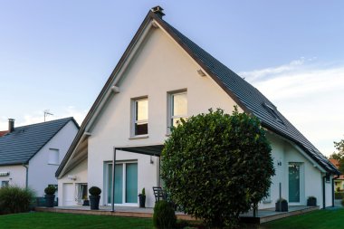 Küçük Fransız köyünde klasik müstakil ev