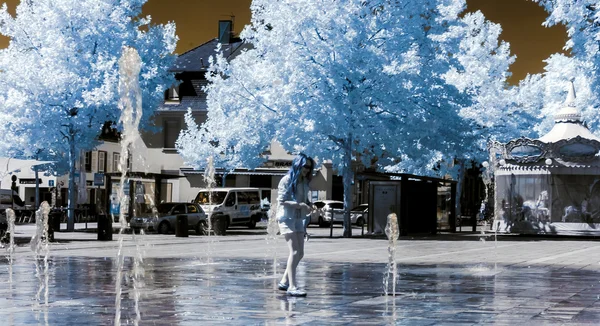 Two sisters playing with fountain splash infra-red view — Stock Photo, Image
