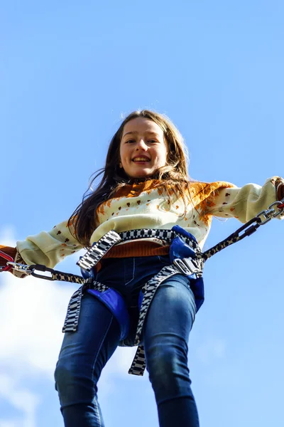 Девушка-подросток прыгает с банджи — стоковое фото