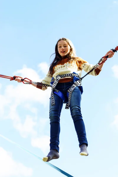 Adolescente chica saltando con bungie —  Fotos de Stock