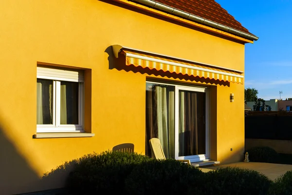 Klasyczny dom rodzinny w małej miejscowości francuskiej — Zdjęcie stockowe